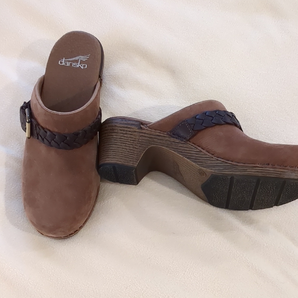 Dansko Women's Tan and Brown Mules